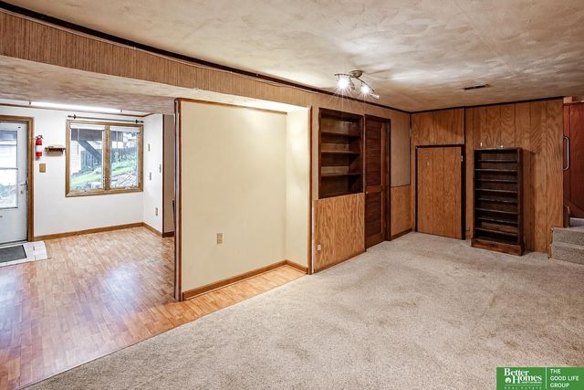 8721 Nicholas Street, Omaha, NE 68114