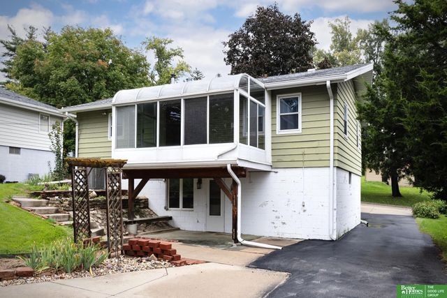 8721 Nicholas Street, Omaha, NE 68114