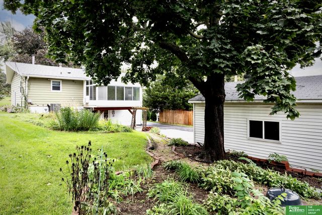 8721 Nicholas Street, Omaha, NE 68114