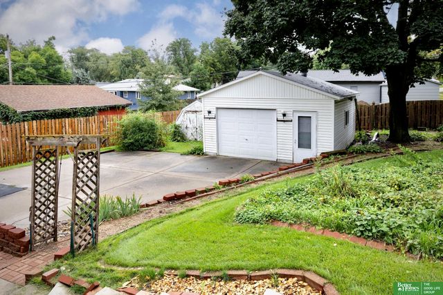 8721 Nicholas Street, Omaha, NE 68114