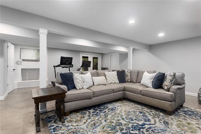 1001 Wyckwood Drive, Liberty, MO 64068