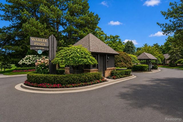 1948 PINE RIDGE Lane, Bloomfield Charter Township, MI 48302