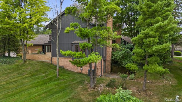 1948 PINE RIDGE Lane, Bloomfield Charter Township, MI 48302