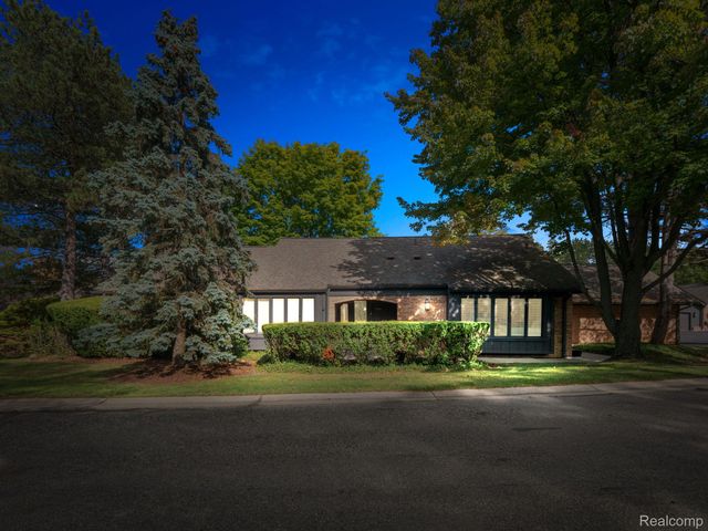 1948 PINE RIDGE Lane, Bloomfield Charter Township, MI 48302