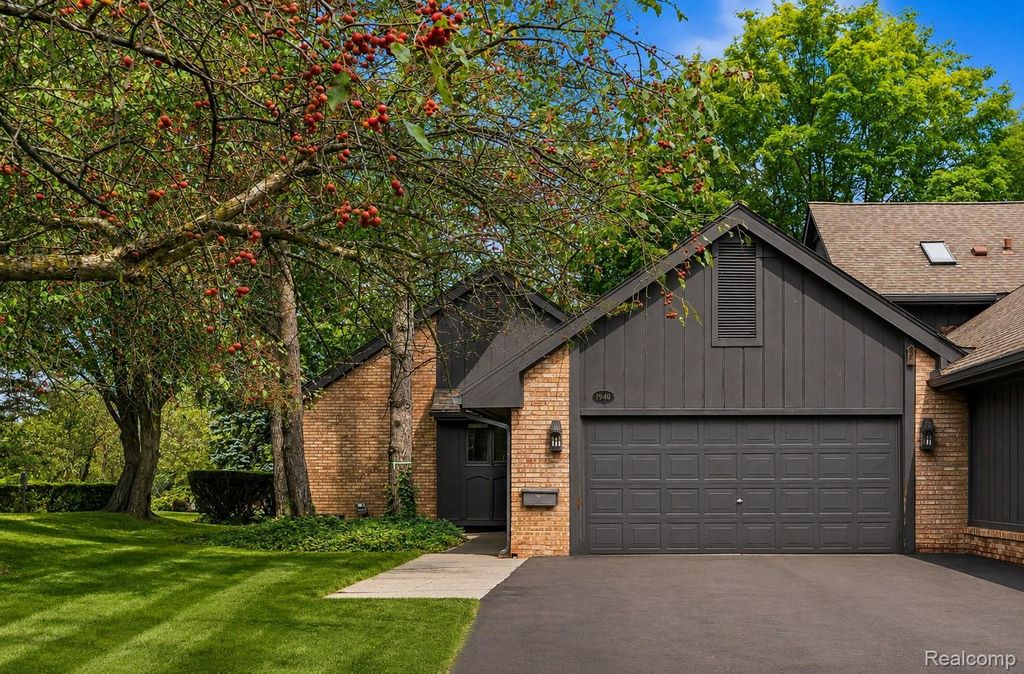 1948 PINE RIDGE Lane, Bloomfield Charter Township, MI 48302