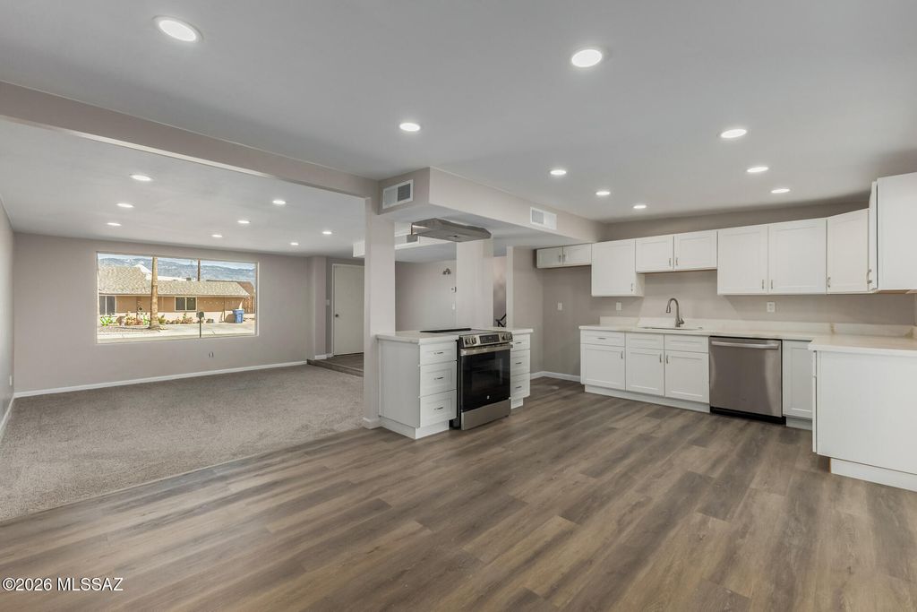 Image 11 of property listing at 7932 E 2nd Street, Tucson, AZ 85710