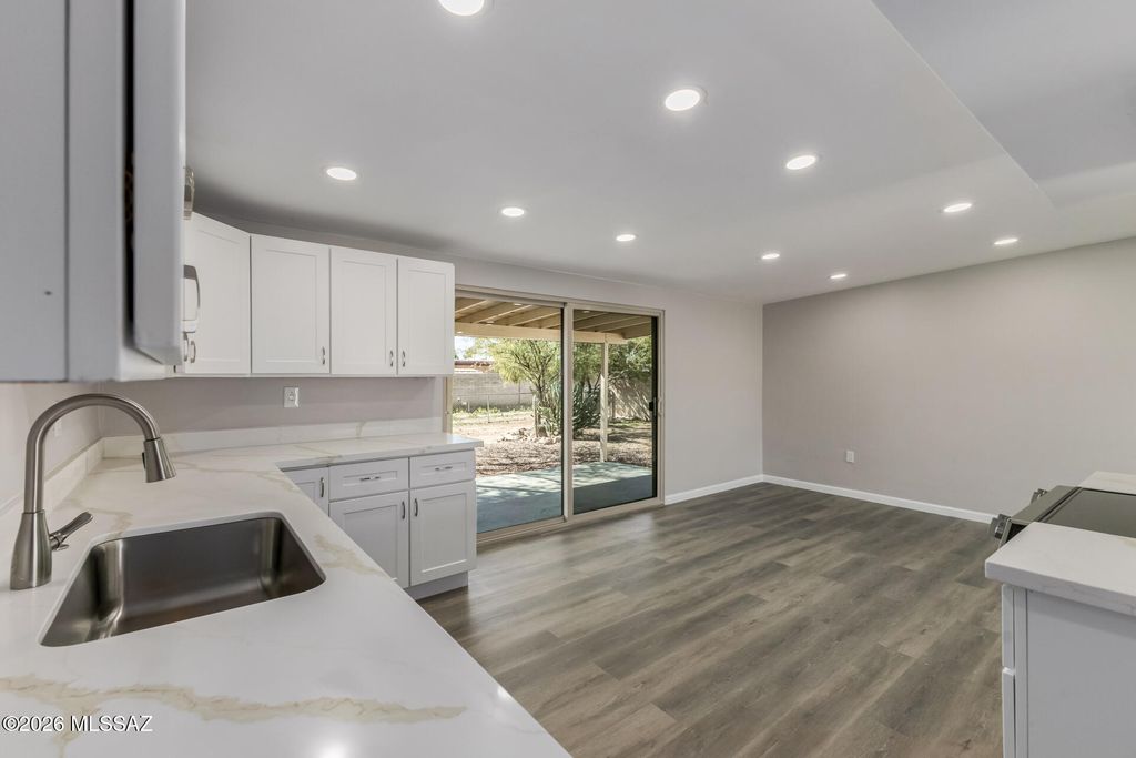 Image 13 of property listing at 7932 E 2nd Street, Tucson, AZ 85710
