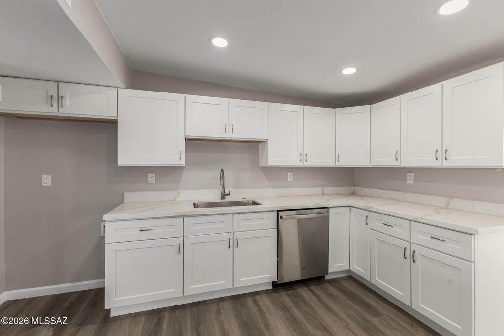 Image 14 of property listing at 7932 E 2nd Street, Tucson, AZ 85710