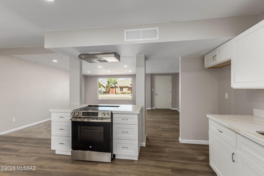 Image 15 of property listing at 7932 E 2nd Street, Tucson, AZ 85710