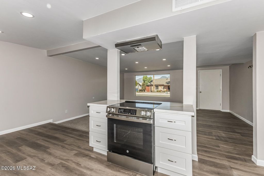 Image 16 of property listing at 7932 E 2nd Street, Tucson, AZ 85710