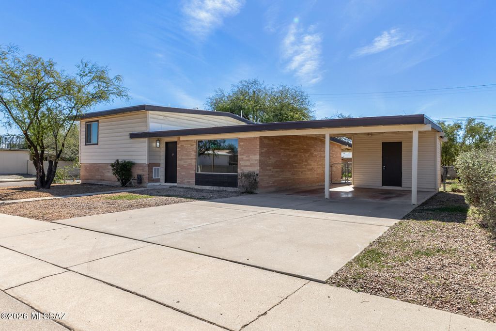 Image 4 of property listing at 7932 E 2nd Street, Tucson, AZ 85710