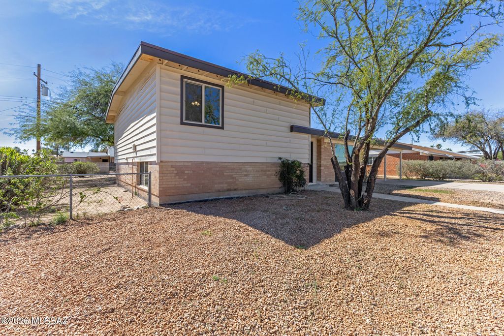 Image 5 of property listing at 7932 E 2nd Street, Tucson, AZ 85710