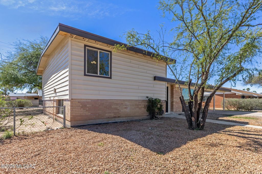 Image 6 of property listing at 7932 E 2nd Street, Tucson, AZ 85710