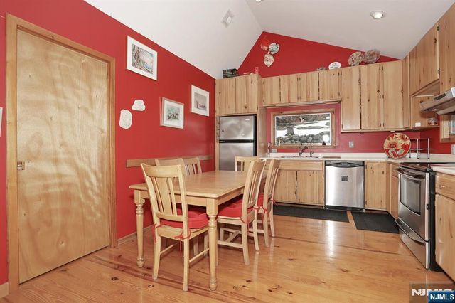 390 Lakeview Avenue, Ringwood, NJ 07456