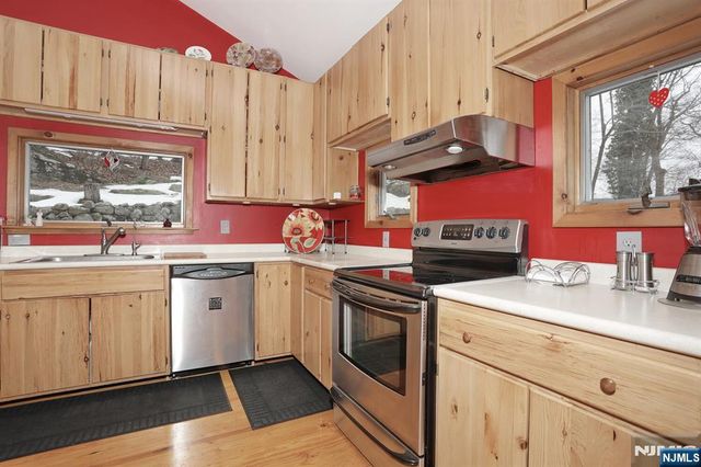 390 Lakeview Avenue, Ringwood, NJ 07456