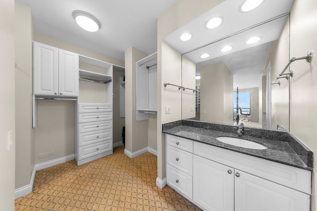 260 E Chestnut Street 4204, Chicago, IL 60611