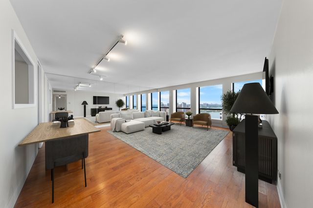 260 E Chestnut Street 4204, Chicago, IL 60611