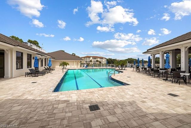 433 Crestwood LN, Naples, FL 34113