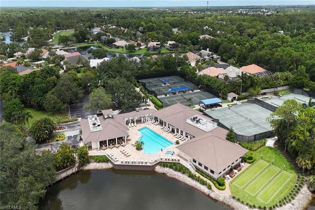 433 Crestwood LN, Naples, FL 34113