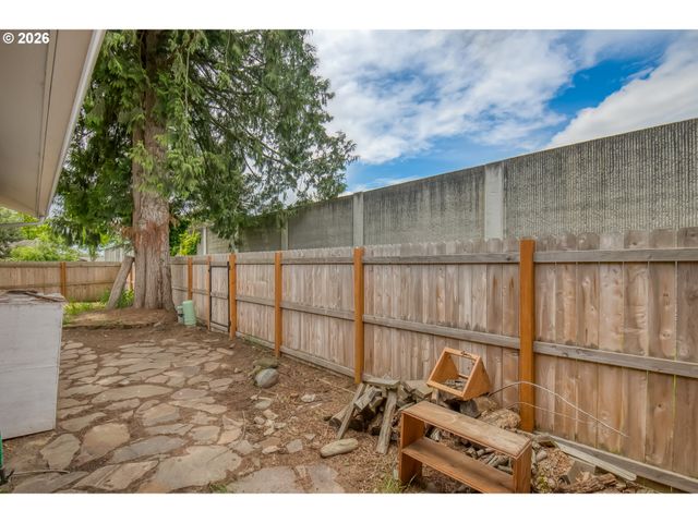 2257 COUNTRY CLUB Ter, Woodburn, OR 97071