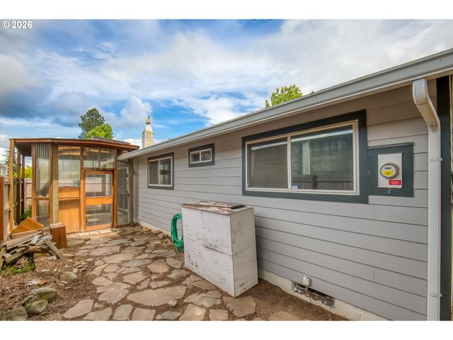 2257 COUNTRY CLUB Ter, Woodburn, OR 97071