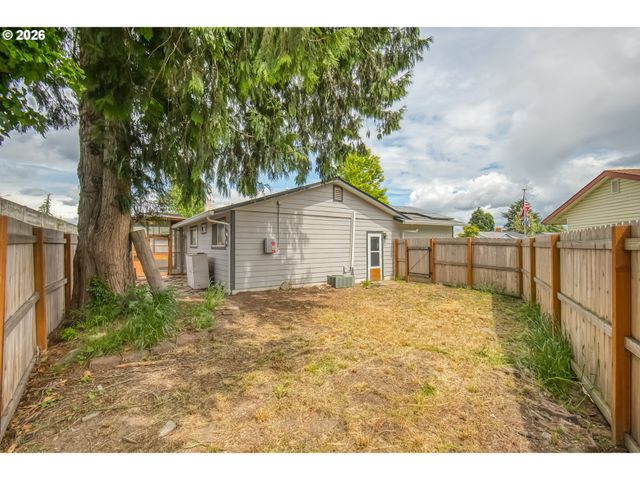 2257 COUNTRY CLUB Ter, Woodburn, OR 97071