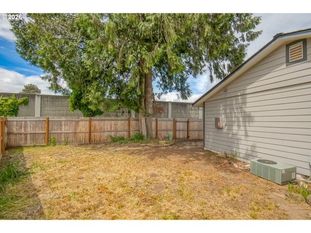 2257 COUNTRY CLUB Ter, Woodburn, OR 97071