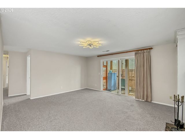 2257 COUNTRY CLUB Ter, Woodburn, OR 97071