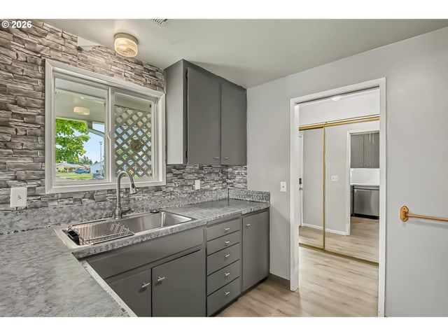 2257 COUNTRY CLUB Ter, Woodburn, OR 97071