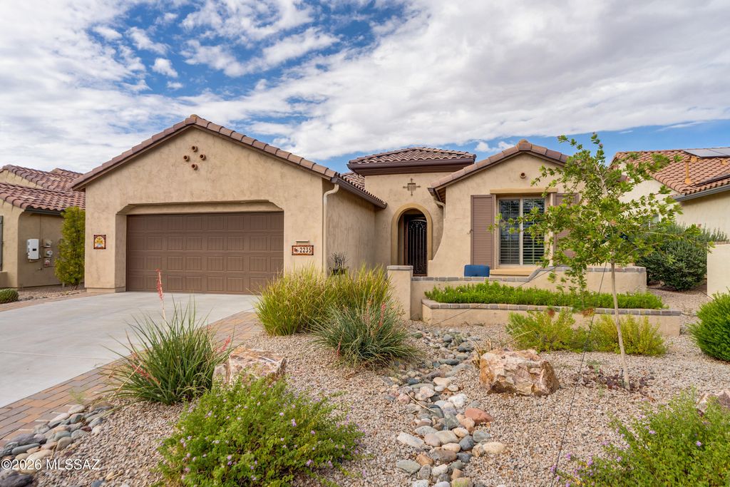 2235 E Thunderchief Drive, Green Valley, AZ 85614