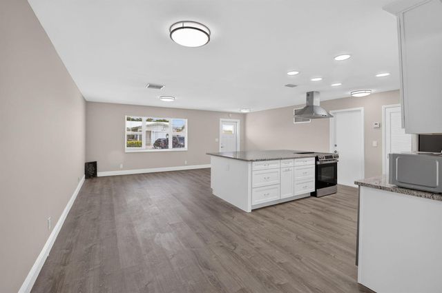 2081 SW 13th Terrace, Boynton Beach, FL 33426