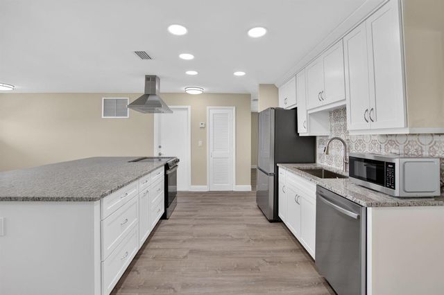 2081 SW 13th Terrace, Boynton Beach, FL 33426
