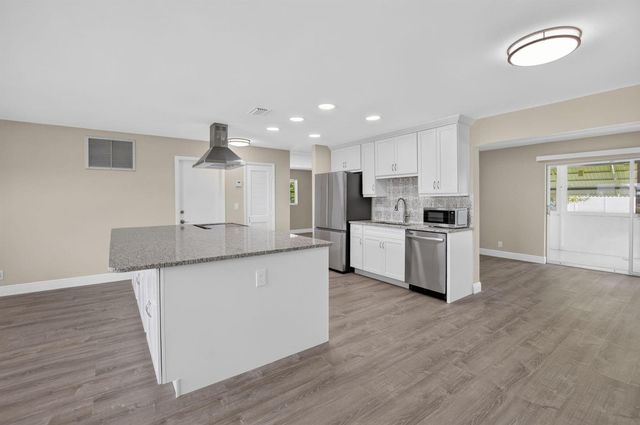 2081 SW 13th Terrace, Boynton Beach, FL 33426