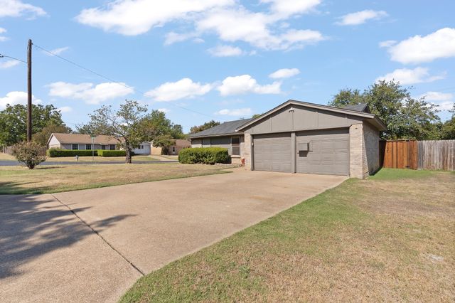 301 E Hampton Road, Crowley, TX 76036