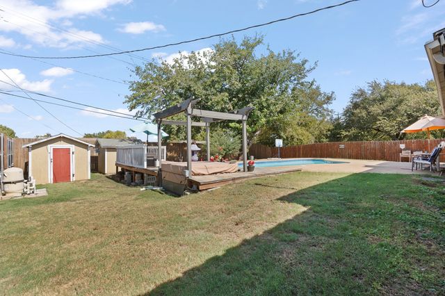 301 E Hampton Road, Crowley, TX 76036