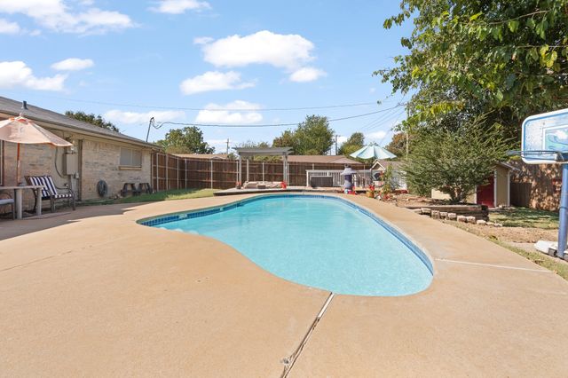 301 E Hampton Road, Crowley, TX 76036