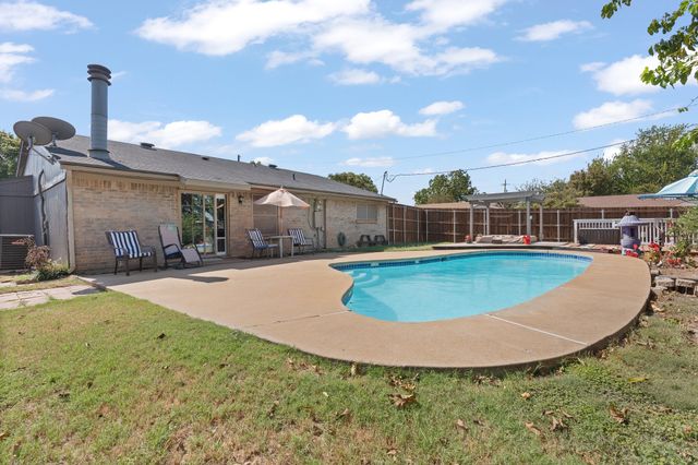 301 E Hampton Road, Crowley, TX 76036
