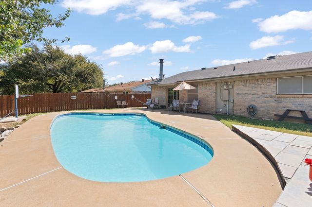 301 E Hampton Road, Crowley, TX 76036