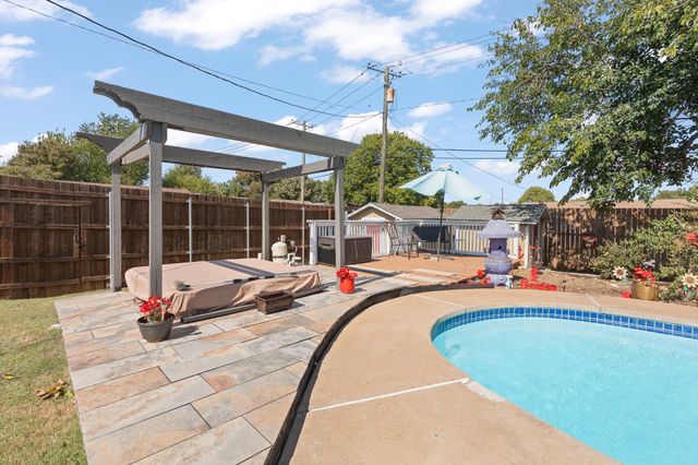 301 E Hampton Road, Crowley, TX 76036