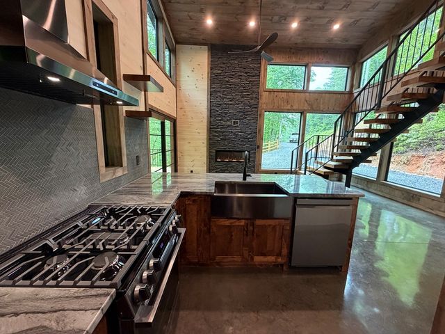538 Hiawatha Trail, Blue Ridge, GA 30513