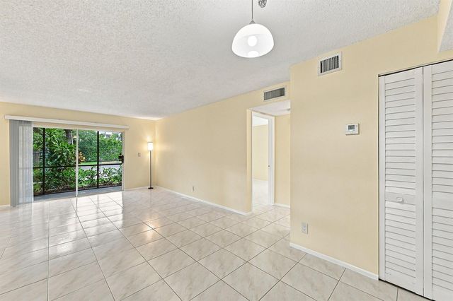 2753 S OAKLAND FOREST Drive 102, Oakland Park, FL 33309