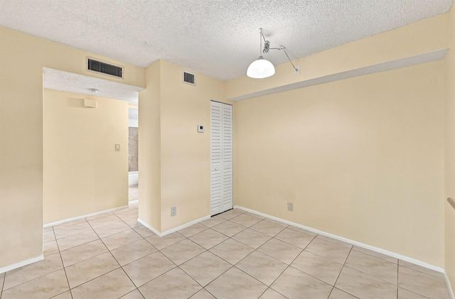 2753 S OAKLAND FOREST Drive 102, Oakland Park, FL 33309