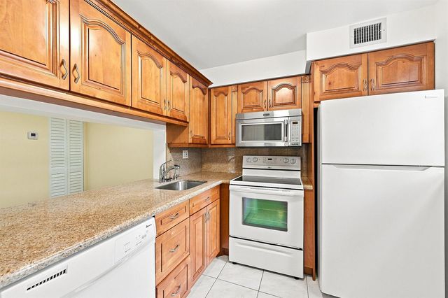 2753 S OAKLAND FOREST Drive 102, Oakland Park, FL 33309