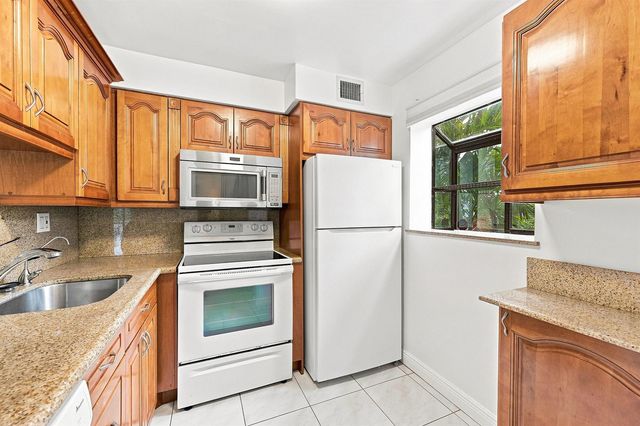 2753 S OAKLAND FOREST Drive 102, Oakland Park, FL 33309