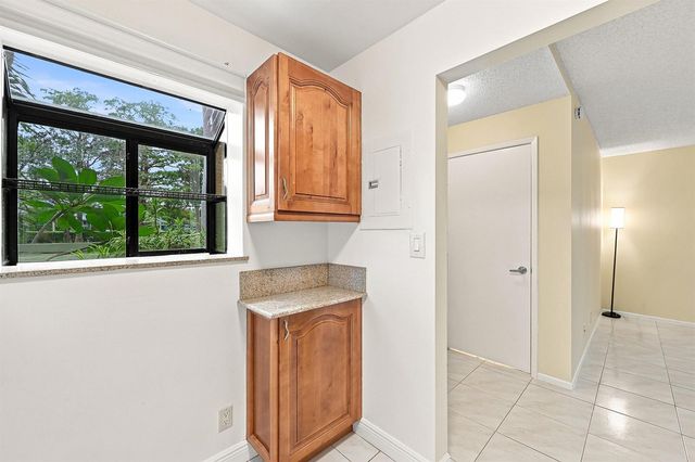 2753 S OAKLAND FOREST Drive 102, Oakland Park, FL 33309
