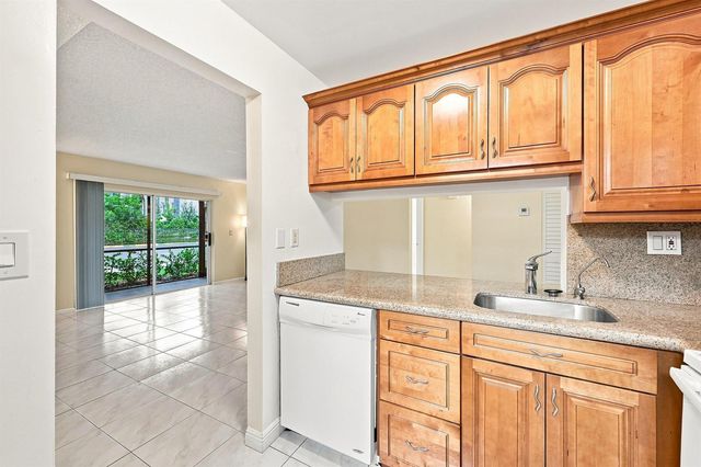 2753 S OAKLAND FOREST Drive 102, Oakland Park, FL 33309
