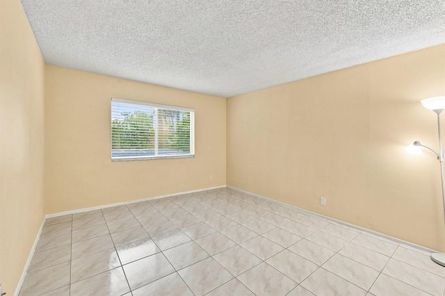 2753 S OAKLAND FOREST Drive 102, Oakland Park, FL 33309