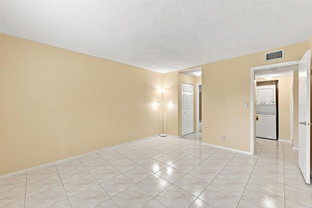 2753 S OAKLAND FOREST Drive 102, Oakland Park, FL 33309