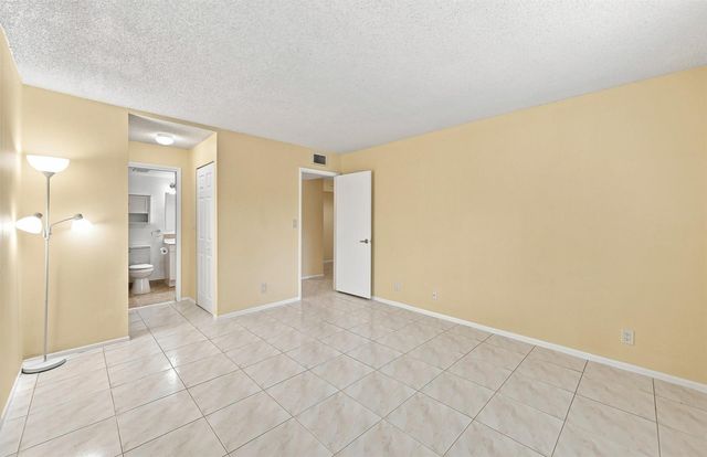 2753 S OAKLAND FOREST Drive 102, Oakland Park, FL 33309