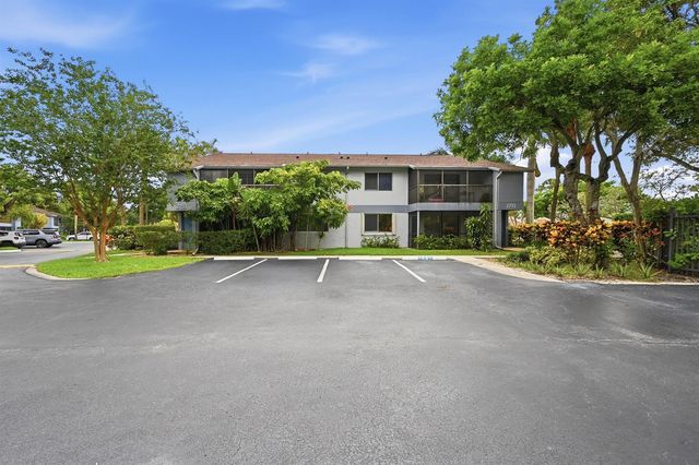 2753 S OAKLAND FOREST Drive 102, Oakland Park, FL 33309